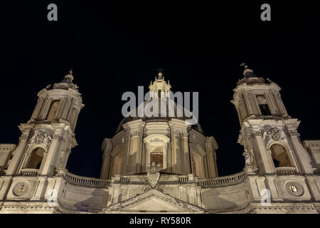 Piazza Navona, la chiesa di Sant'Agnese in Agone di Borromini. Vista frontale ad angolo basso di notte. Roma, Italia, Europa, Unione europea, UE. Spazio di copia. Foto Stock