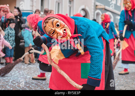 Fata strega in rosso e blu costume con posizione piegata. Strada di  carnevale nel sud della Germania - Foresta Nera Foto stock - Alamy