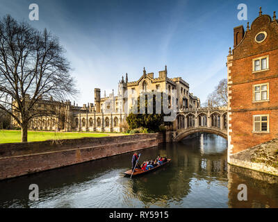 Ponte dei Sospiri di Cambridge - Punting sul fiume Cam, sotto il Ponte dei Sospiri (1831) in St John's College, Università di Cambridge, Regno Unito Foto Stock