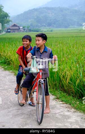 Il Vietnam, vicino a Bac Ha Tay gruppo etnico di persone Foto Stock