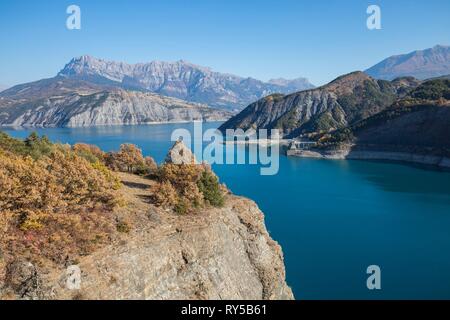 Francia, Hautes-Alpes, Rousset, il lago di Serre-Pon?sul visto dalla diga, sullo sfondo il Pic de Morgon (2324 m) Foto Stock