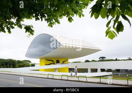 Il Brasile, Parana, Curitiba, Oscar Niemeyer Museo, inaugurato nel 2002, poi ri-inaugurato il 8 luglio 2003 in onore del celebre architetto, che hanno partecipato a questo progetto, all'età di 95 Foto Stock