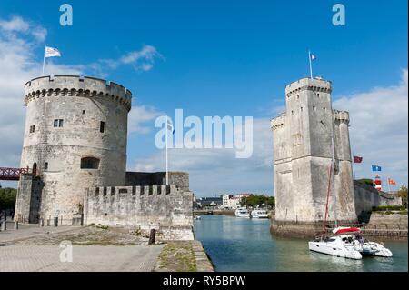 Francia, Charente Maritime, La Rochelle, Saint Nicolas Torre (a destra) e la torre della catena (sinistra), ingresso al Porto Vecchio Foto Stock