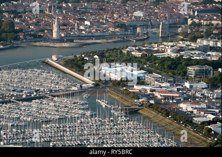 Francia, Charente Maritime, La Rochelle, Minimes Marina, la Torre della Lanterna, Torre della Catena, San Nicolò, Torre di Porto Vecchio, Old Town (vista aerea) Foto Stock