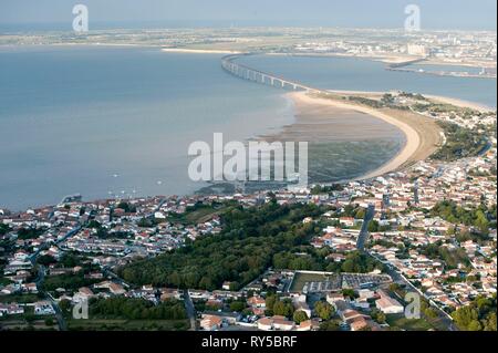 Francia, Charente Maritime, Ile de Re, viadotto ponte tra Ile de Re e La Rochelle (vista aerea) Foto Stock