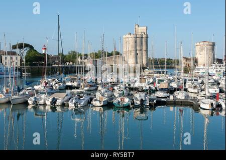 Francia, Charente Maritime, La Rochelle, porto vecchio, Saint Nicolas Torre (a sinistra) e la catena (Torre di destra) Foto Stock