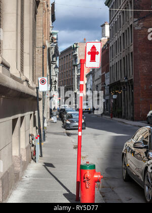 MONTREAL, Canada - 7 Novembre 2018: North American oad segno che indica la presenza di un idrante di fuoco preso in una strada della Vecchia Montreal, Quebec, wi Foto Stock