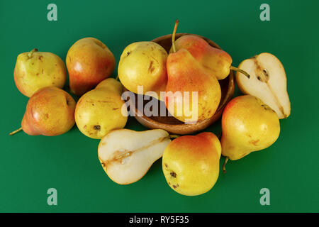 Pera rosso brillante pere di colore giallo su sfondo verde Foto Stock