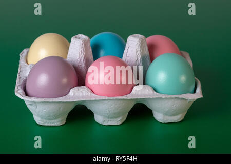 Chiudere uovo di pasqua dipinto cibo tradizionale bollite le uova di Pasqua su verde Foto Stock