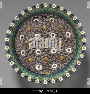 Il piatto con il lavoro aperto, tardi 1500s. Cerchio di Bernard Palissy (Francese, 1510-1589). Piombo-terracotta invetriata; diametro: 26 cm (10 1/4 in Foto Stock