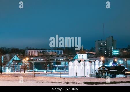 Vitebsk, Bielorussia. Vista invernale della Chiesa dell'Annunciazione e la chiesa in legno di San Alexander Nevsky In illuminazione notturna Foto Stock