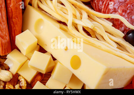 Piatto di un assortimento di formaggi freschi e salumi Foto Stock