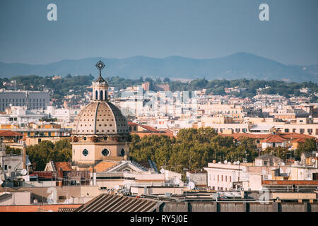 Roma, Italia. Cupola di San Gioacchino ai Prati di Castello Chiesa e paesaggio urbano della città Foto Stock