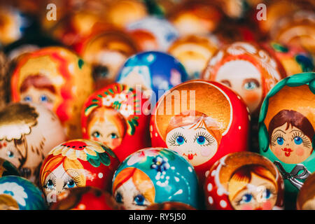 Colorato la nidificazione russo bambole Matreshka al mercato. Matrioshka Babushka bambole di Nesting sono la maggior parte del famoso negozio di souvenir dalla Russia Foto Stock