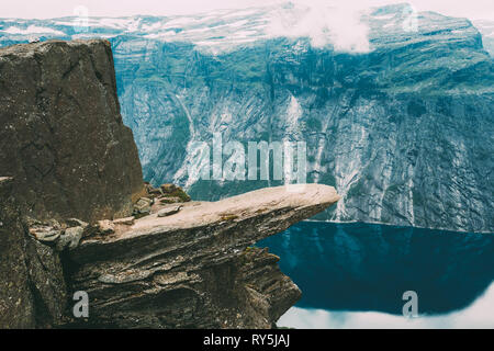 Vista panoramica di roccia Trolltunga - Troll Lingua in Norvegia. Rock nelle montagne della Norvegia Foto Stock