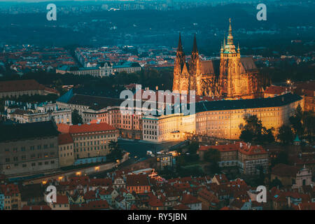 Vista di Praga, Repubblica Ceca. Il castello, la Cattedrale di San Vito. Vista aerea di Lesser Town, il castello di Praga e la chiesa di San Nicola Foto Stock