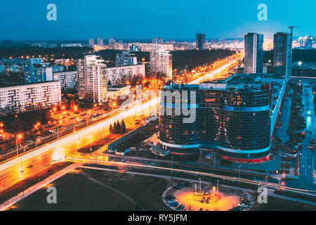 Minsk, Bielorussia. Paesaggio urbano dell'antenna in blu luminoso ora sera e illuminazione Giallo crepuscolo di primavera. Foto Stock