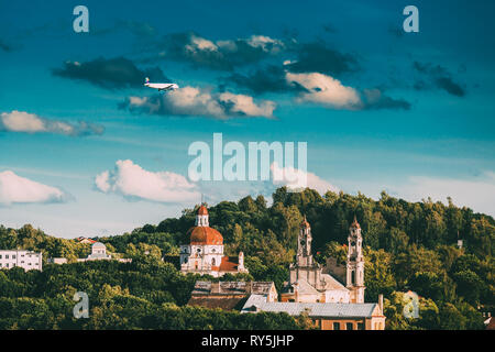 Vilnius, Lituania. Aereo sopra la chiesa dell'Ascensione e la Chiesa del Sacro Cuore di Gesù in mezzo al verde delle foglie Foto Stock