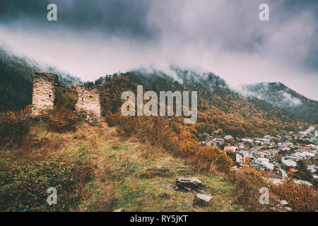 Borjomi, Samtskhe-Javakheti, Georgia. Famoso punto di riferimento locale è Gogia Fortezza Foto Stock