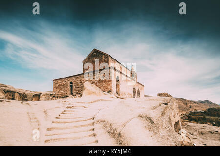 Uplistsikhe, Shida Kartli Regione, Georgia. Scala in pietra per Uplistsuli Chiesa o chiesa del principe nel famoso punto di riferimento. Antica rupestri in città Foto Stock