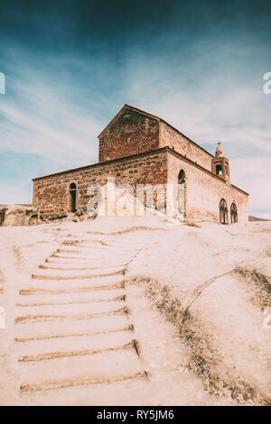 Uplistsikhe, Shida Kartli Regione, Georgia. Scala in pietra per Uplistsuli Chiesa o chiesa del principe nel famoso punto di riferimento. Antica rupestri in città Foto Stock