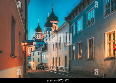 Tallinn, Estonia. Vista serale della Cattedrale Alexander Nevsky da Piiskopi Street. Cattedrale Ortodossa di Tallinn è la più grande e la più imponente ortodossi Foto Stock