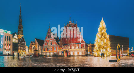 Riga, Lettonia. Panorama di Piazza Municipio, un luogo popolare con famosi punti di riferimento su di esso in illuminazione notturna in inverno al crepuscolo. Inverno Anno Nuovo Foto Stock