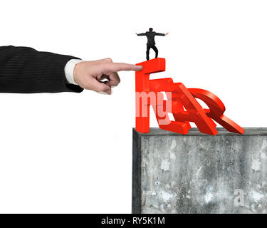 Big man mano domino di arresto di colore rosso paura parola caduta, con un altro piccolo uomo bilanciamento sulla sommità del muro di cemento, isolato su bianco. Foto Stock