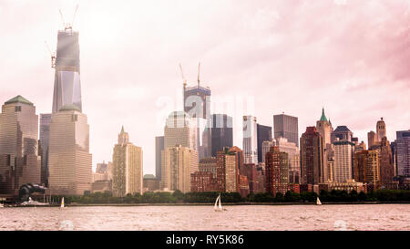 Barche a vela vela il Fiume Hudson nella skyline di Manhattan sullo sfondo Foto Stock