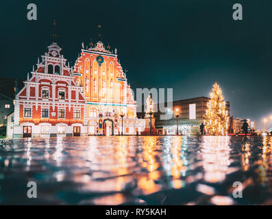 Riga, Lettonia. Piazza del Municipio, un luogo popolare con famosi punti di riferimento su di esso in illuminazione notturna in inverno al crepuscolo. Inverno Anno Nuovo vacanze di Natale Foto Stock