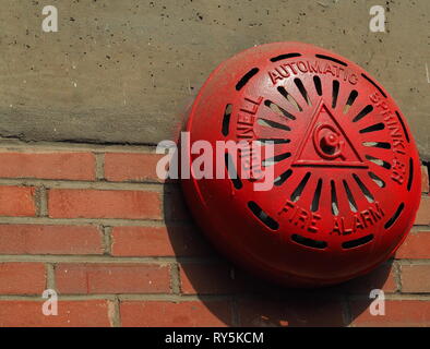 Grinnell Automatic fire il campanello di allarme vintage sulla fabbrica di mattoni di edificio. Foto Stock