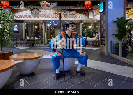 Statua giapponese sul pavimento di Tokyo al Terminal 21 Pattaya Thailandia che è un paese themed shopping mall, Foto Stock