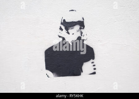 Un divertente di alterazione di una Star Wars Storm Trooper, stampata su una parete a Firenze, Italia Foto Stock