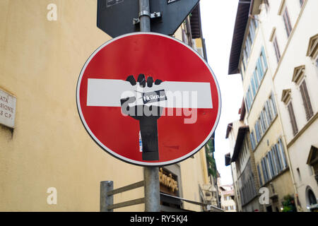 Una mano che stringe il non inserire segno, fatto da un artista Clet, a Firenze, Italia Foto Stock