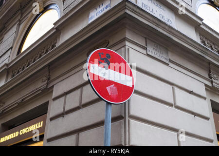 Uno scultore scalpelli a non inserire segno, fatto da un artista Clet, a Firenze, Italia Foto Stock