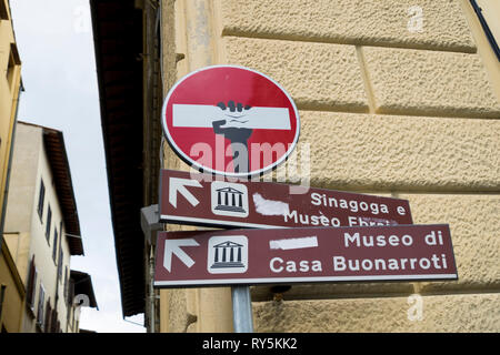 Una mano afferra un Non inserire segno, fatto da un artista Clet, a Firenze, Italia Foto Stock