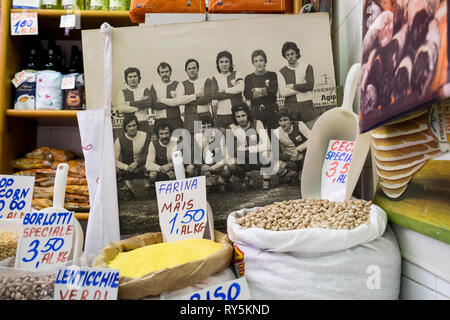 In un mercato, con orgoglio la visualizzazione di un Italian League Football team picuture tra i prodotti alimentari in vendita a Firenze, Italia Foto Stock