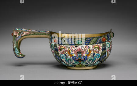 Kovsh (Vino vaso), 1896-1906. Fedor I. Rückert (Russo, 1840-1917). Argento dorato, smalto, cabochon gemme, chrysoprases, carnelians; complessivo: 8,3 x 20,4 x 12,7 cm (3 1/4 x 8 1/16 x 5 Foto Stock