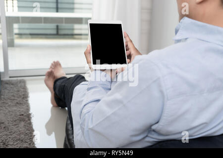 Man mano che tiene il nero lo schermo dello smartphone mockup Foto Stock