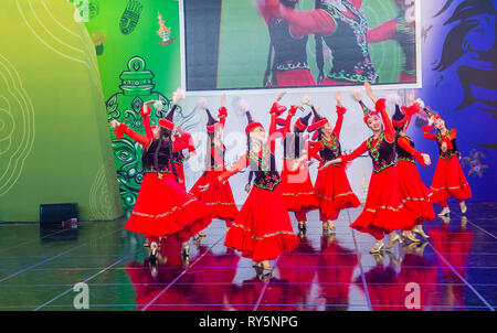 I ballerini dell'esemplare ensemble coreografico Sholpan si esibiscono al festival di Maskdance tenutosi ad Andong in Corea del Sud Foto Stock