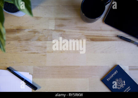 Tavolo in legno Top con penne, compresse, carta, Passport Foto Stock