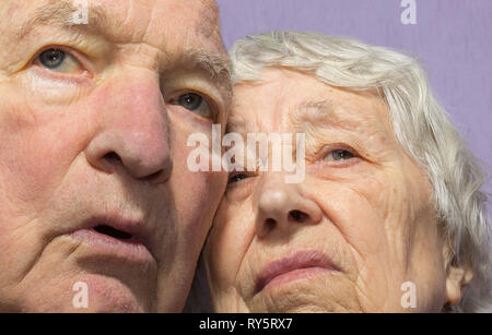 Ritratto di un triste elder giovane a casa Foto Stock