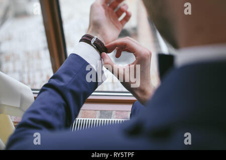 Elegante lo sposo in una camera di hotel Foto Stock