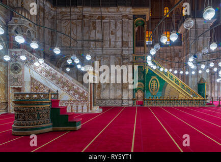 Marmo inciso piattaforma di alabastro (Minbar) e verde in legno decorate piattaforma alla grande Moschea di Muhammad Ali Pasha (Moschea di alabastro), trova Foto Stock