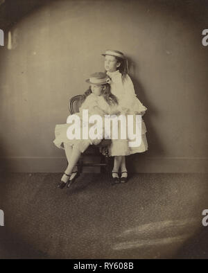 Julia e Ethel Arnold, 1872. Lewis Carroll (British, 1832-1898). Albume stampa dal collodio umido negativo; immagine: 14,9 x 12,5 cm (5 7/8 x 4 15/16 in.); mascherino: 50,8 x 40,6 cm (20 x 16 Foto Stock