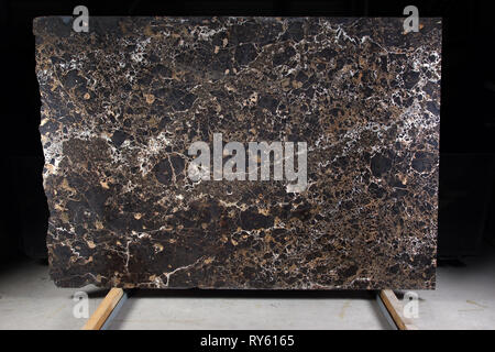 Bellissimo marmo marrone, in pietra naturale per il lavoro interiore, è chiamato Emperador oro. Foto Stock