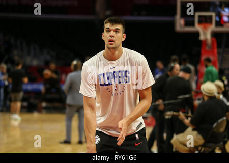 Los Angeles, CA, Stati Uniti d'America. Undicesimo Mar, 2019. LA Clippers center Ivica Zubac #40 prima della Boston Celtics vs Los Angeles Clippers a Staples Center il 11 marzo 2019. (Foto di Jevone Moore) Credito: csm/Alamy Live News Foto Stock