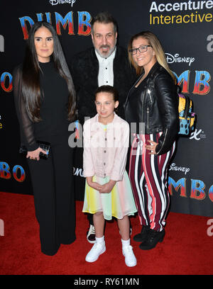 Los Angeles, Stati Uniti d'America. Undicesimo Mar, 2019. LOS ANGELES, CA. Marzo 11, 2019: Joey Fatone, Izabel Araujo, Briahna Fatone & Kloey Fatone presso la premiere mondiale di 'Dumbone' al El Capitan theater. Credito Foto: Paul Smith/Alamy Live News Foto Stock