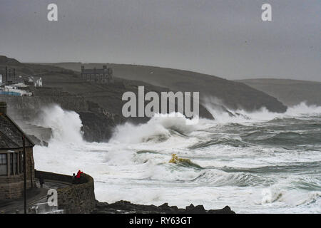 Porthleven, Cornwall, Regno Unito. Xii Mar, 2019. Regno Unito Meteo. Tempesta Gareth libbre costa della Cornovaglia a Porthleven, con onde enormi e vince in eccesso di 60 mph Credito: Simon Maycock/Alamy Live News Foto Stock