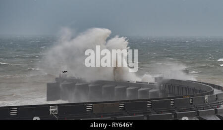 Brighton, Regno Unito. Xii Mar, 2019. Onde infrangersi su Brighton Marina parete occidentale questa mattina come tempesta Gareth inizia a pastella la Gran Bretagna e l'Irlanda con venti dovrebbe raggiungere oltre 70mph in alcune aree Credito: Simon Dack/Alamy Live News Foto Stock